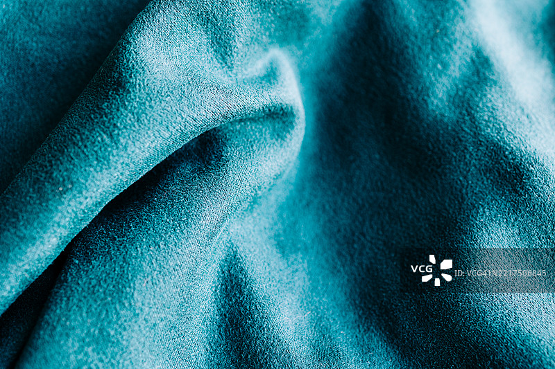 折叠的青色绒面布料，质地柔软图片素材