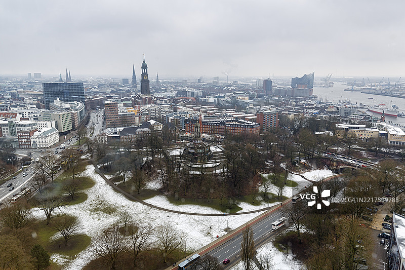从汉堡米歇尔教堂和城市上空俯瞰,笼罩在薄雾中,阴沉的冬日天气,残雪未消,位于汉堡圣保利区,德国,欧洲。图片素材