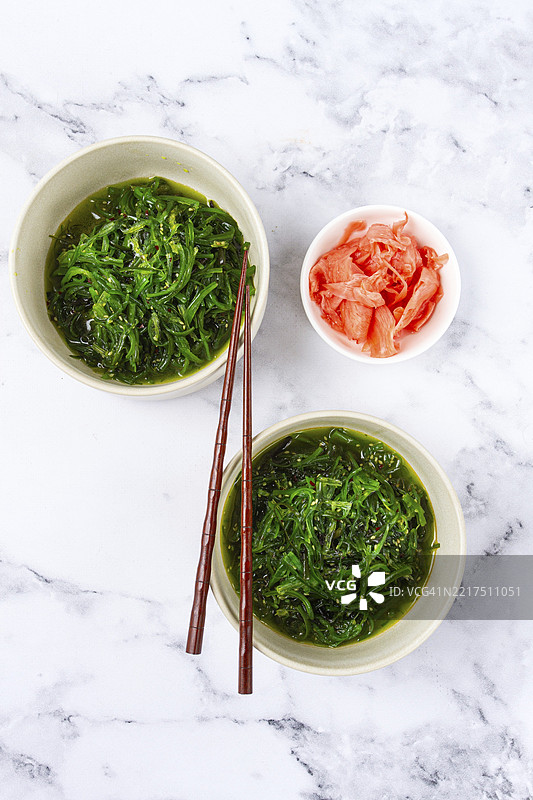 新鲜海藻制作的楚卡沙拉，配有芝麻酱，两碗搭配筷子和腌姜，无人。图片素材
