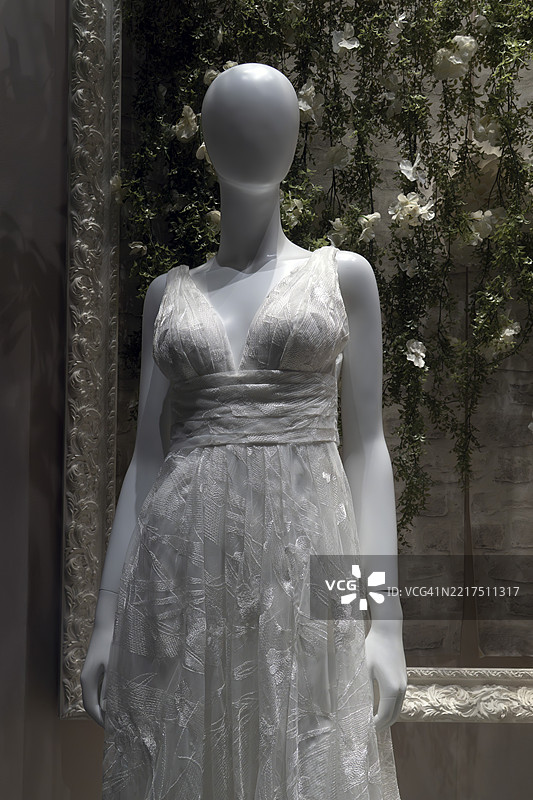 模特展示的白色连衣裙图片素材