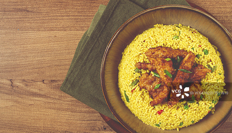 酥脆鸡肉片配酱油炒饭，自制，无人出镜图片素材