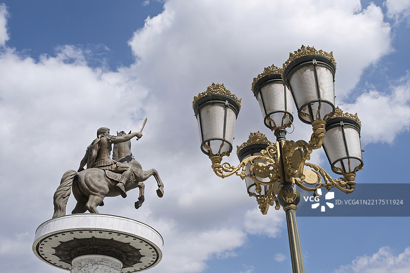 亚历山大大帝的骑马雕像和五臂街灯，背景是蓝天和云朵，位于马其顿广场，斯科普里，巴尔干地区图片素材