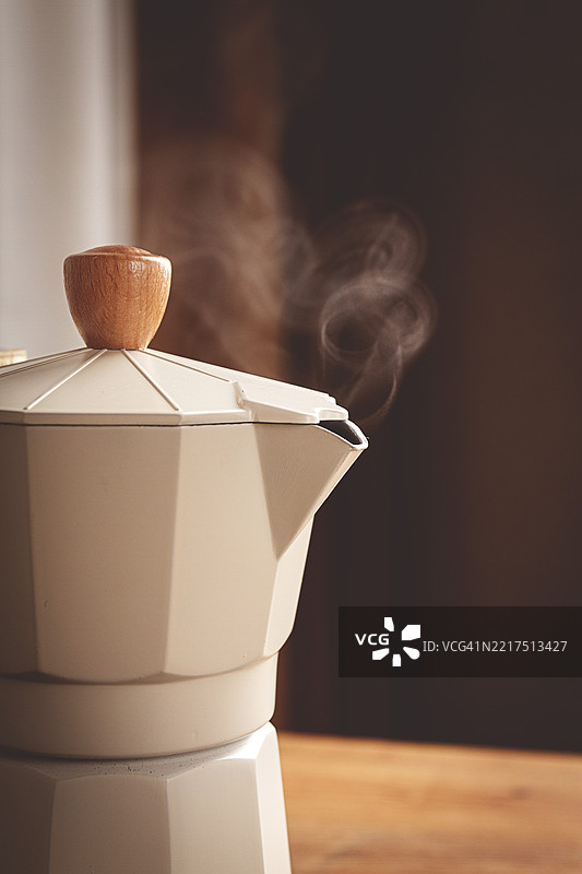 咖啡壶，米色，特写，沸腾，喷嘴冒出的蒸汽，早晨，早餐，无人图片素材