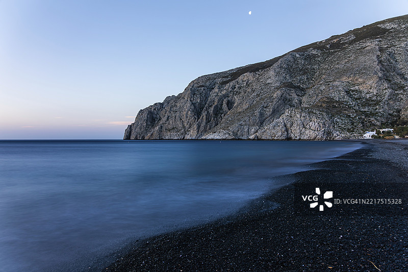 早晨氛围,月亮悬挂在岩石岬角梅萨·冯诺,熔岩沙滩卡马里海滩,长时间曝光,圣托里尼,基克拉泽斯,希腊,欧洲图片素材