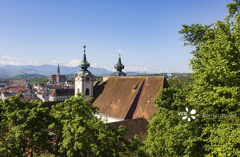 从塔博山俯瞰圣迈克尔教堂和老城区，施泰尔，上奥地利，奥地利，欧洲图片素材