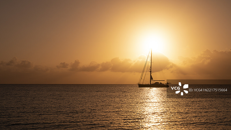 日落时分的63英尺帆船剪影图片素材