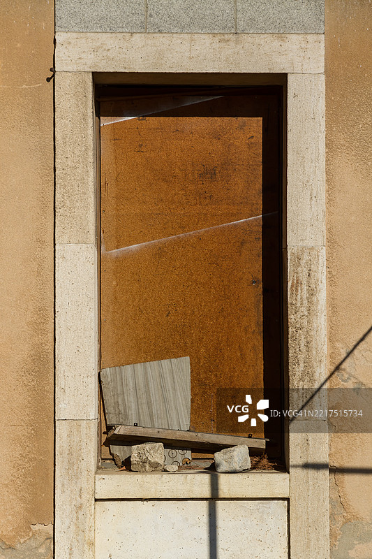 用木板封住的窗户图片素材