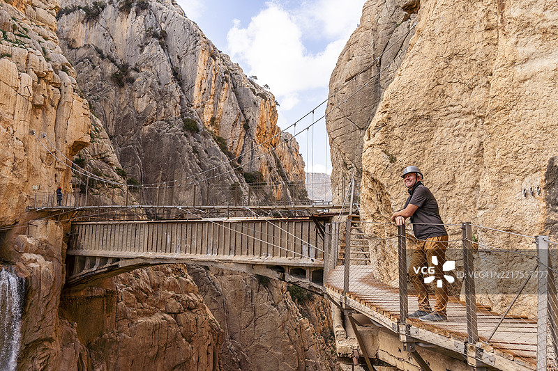在西班牙埃尔乔罗的卡米尼托·德尔·雷小径上徒步旅行的游客男士图片素材