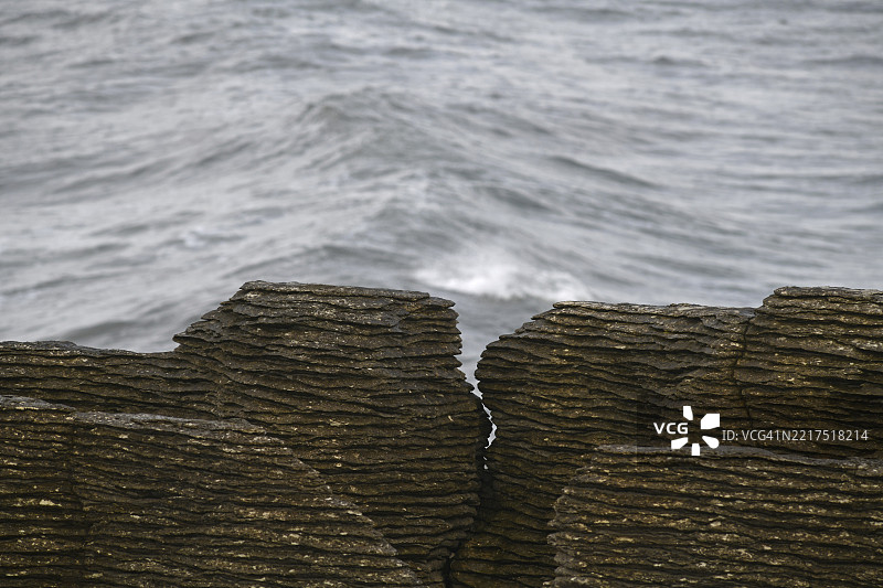 新西兰普纳凯基的石灰岩背景与海浪图片素材