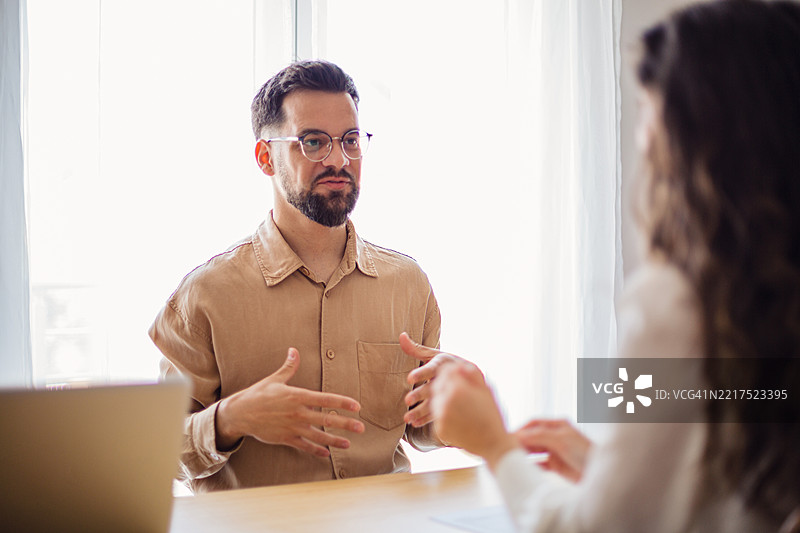 商务伙伴在办公室会议中讨论项目图片素材
