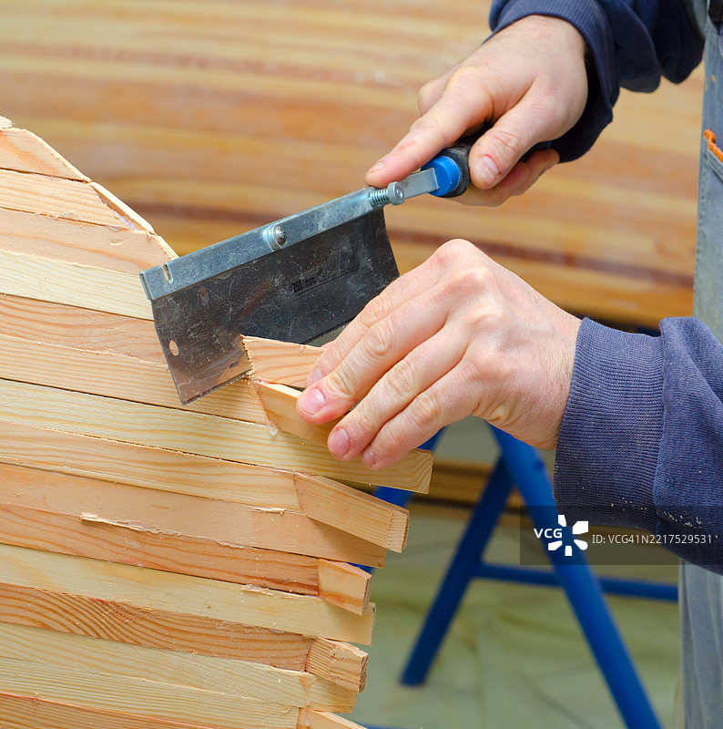 木匠们在木工车间制作独木舟图片素材