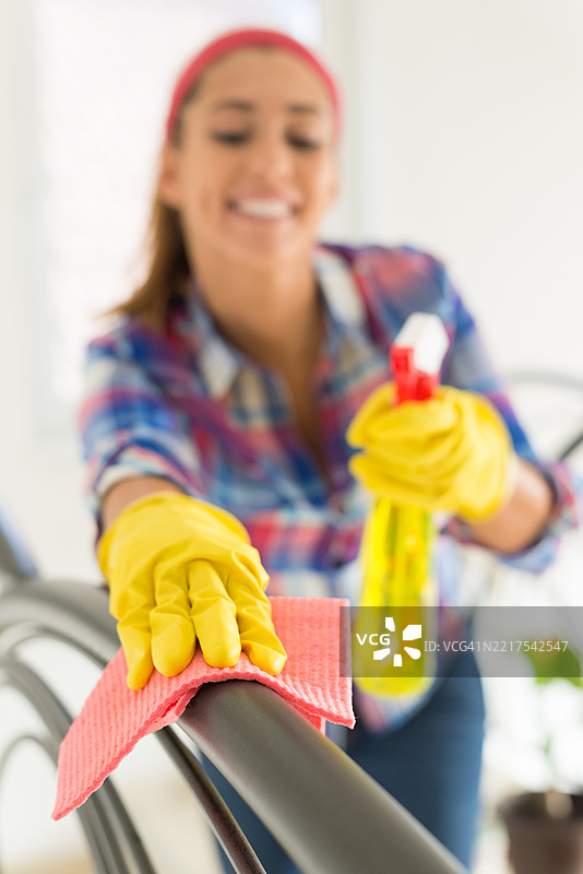 年轻女性在打扫房子图片素材