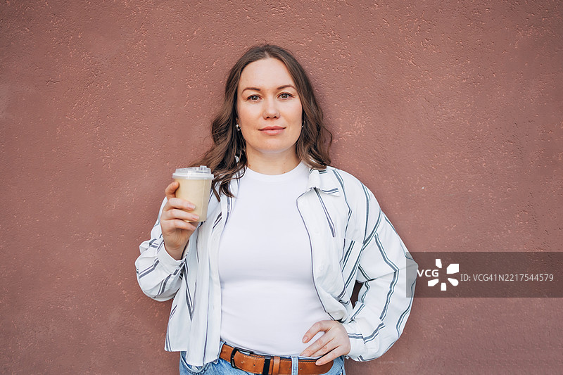 平静的女性享受外带咖啡图片素材