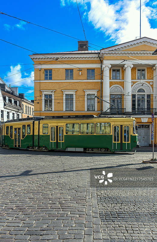 芬兰的公共交通:一辆色彩斑斓的电车在赫尔辛基的历史区转弯,经过赫尔辛基的老城参议院广场,位于乌西马地区。图片素材