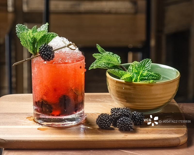 酒吧里的精致手工鸡尾酒图片素材