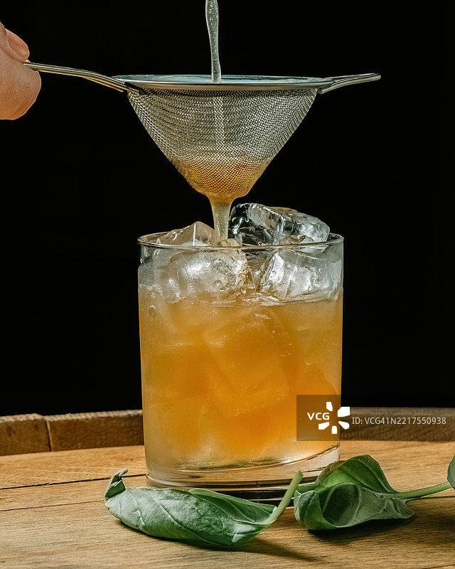 酒吧里的精致手工鸡尾酒图片素材