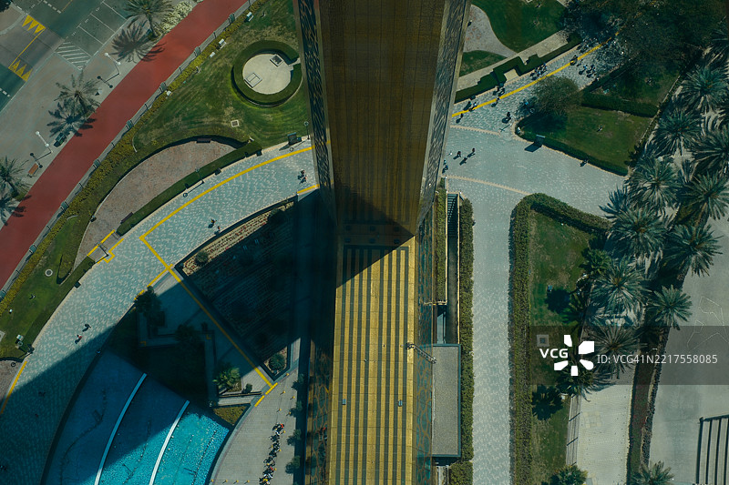 从上方俯瞰迪拜框架：城市几何与建筑设计图片素材