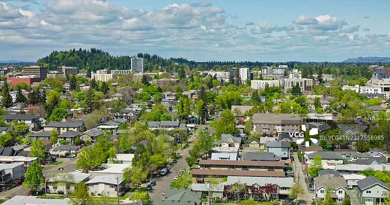 尤金市（俄勒冈州）住宅街道和斯金纳山的鸟瞰图图片素材