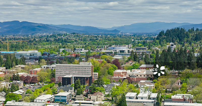 俄勒冈大学建筑及尤金远处阴影山脉的鸟瞰图图片素材