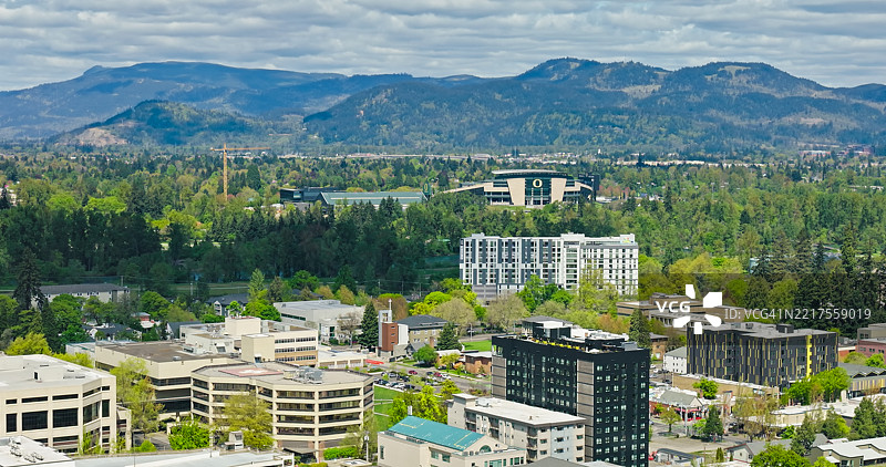 俄勒冈大学的建筑与尤金背景中的山脉图片素材