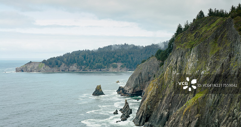 俄勒冈州蒂拉穆克县壮观海岸悬崖的鸟瞰图图片素材