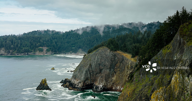 俄勒冈海岸戏剧性的悬崖航拍图图片素材