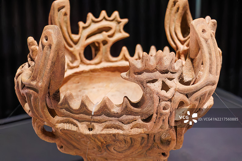 它基于约5000年前的绳文时代的火焰陶器，是一件国宝。图片素材
