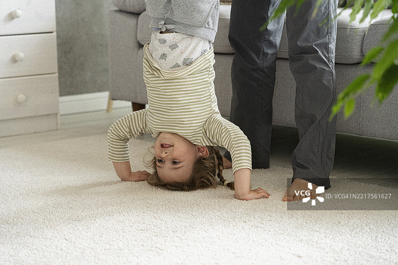 家庭乐趣。母亲和孩子一起玩杂技。图片素材