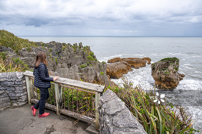 女孩在新西兰韦斯特波特凝视塔斯曼海图片素材