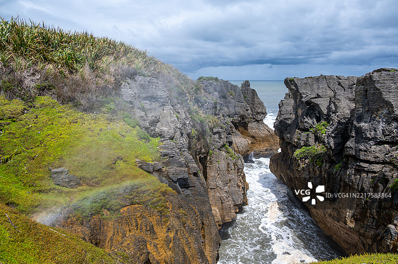 新西兰帕帕罗阿国家公园喷泉喷出的水滴图片素材