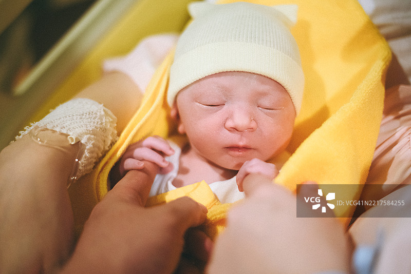 新生儿握着父母的手图片素材