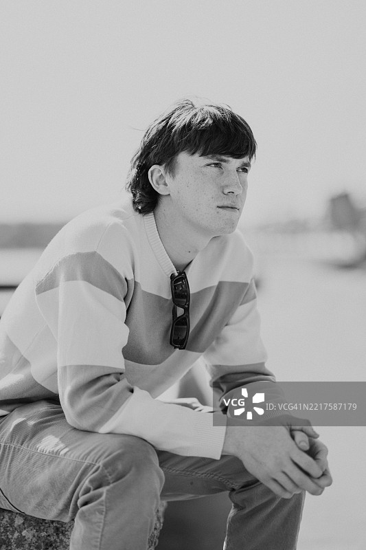 留着莫霍克发型的少年肖像图片素材