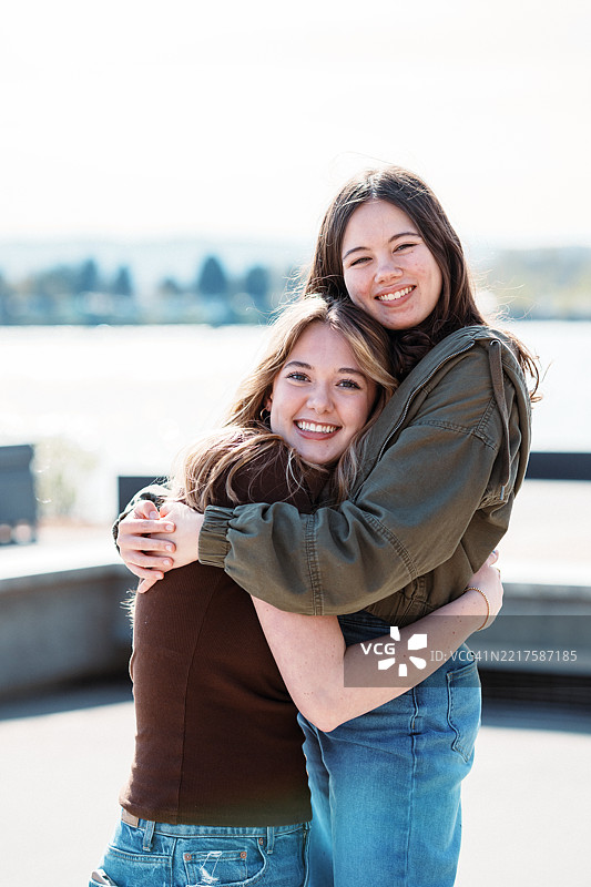 青少年女孩相拥的肖像图片素材
