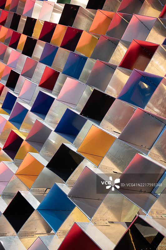 五彩斑斓的金属方块，菱形，抽象背景图片素材
