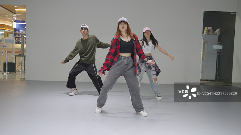 舞蹈艺术学校的学生们练习动作。图片素材