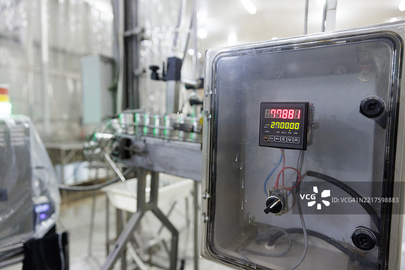 食品工厂中操作自动罐装生产线的数字控制面板图片素材