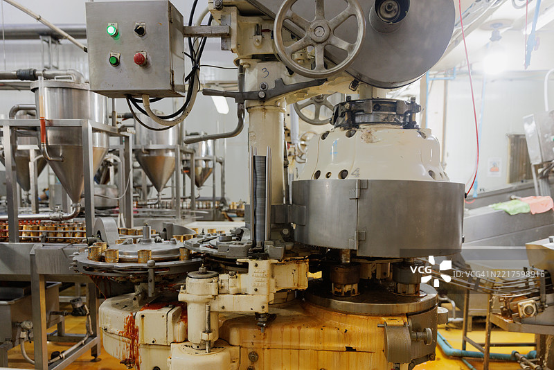 食品罐头生产线上的自动封口机运行中图片素材