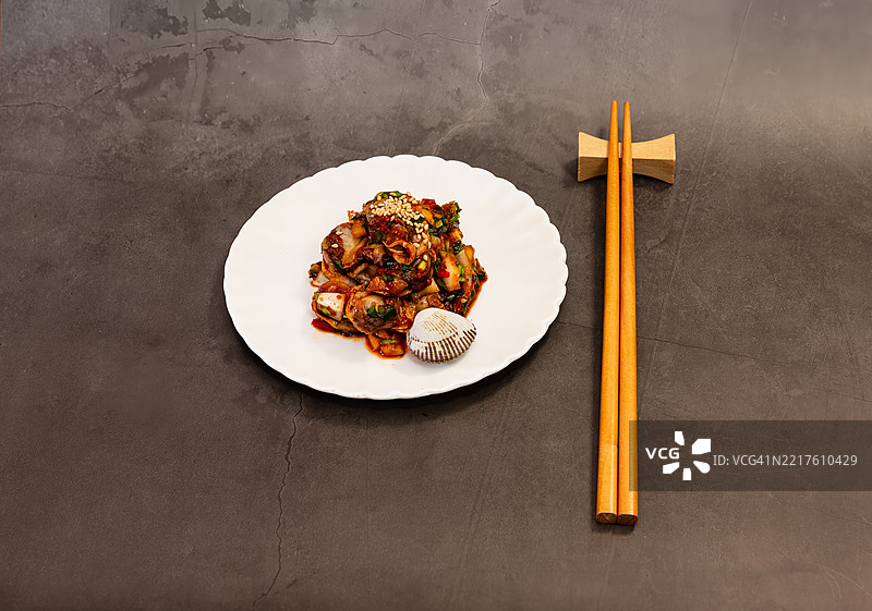 腌制鲭鱼的俯视图，一道新鲜的海鲜菜肴，搭配木筷子图片素材