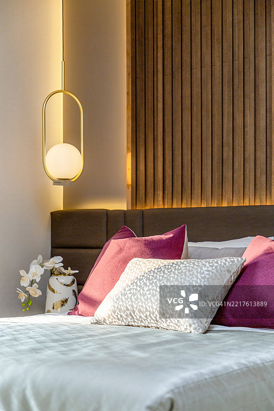 带灯和床的客厅图片素材