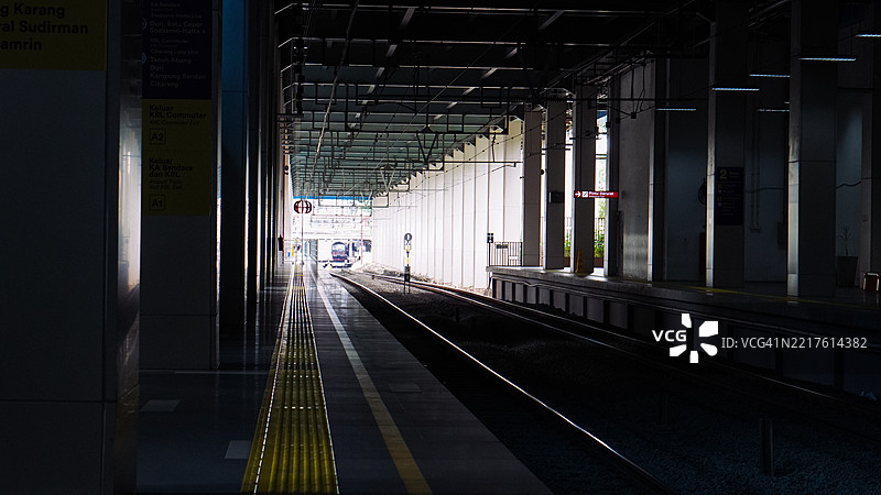 雅加达，印度尼西亚的室内火车站月台与到达的火车图片素材