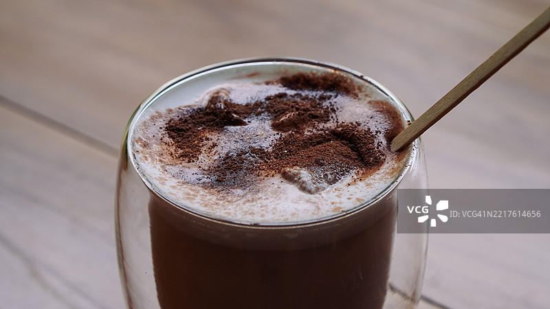 清爽的冰卡布奇诺放在木桌上图片素材