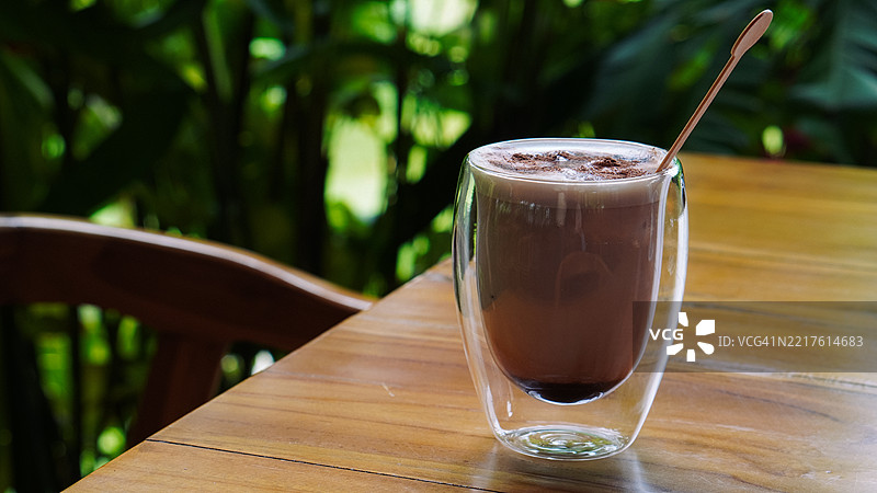 清爽的冰拿铁咖啡放在木桌上图片素材