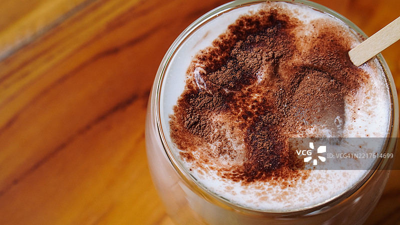 清爽的冰拿铁咖啡放在木桌上图片素材