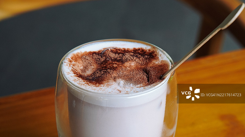 清爽的冰拿铁咖啡放在木桌上图片素材