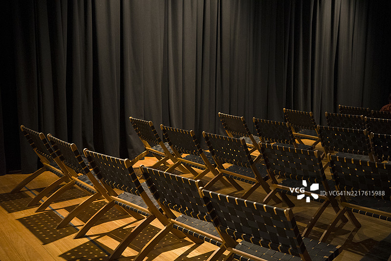 剧院中空荡荡的座位排成行图片素材