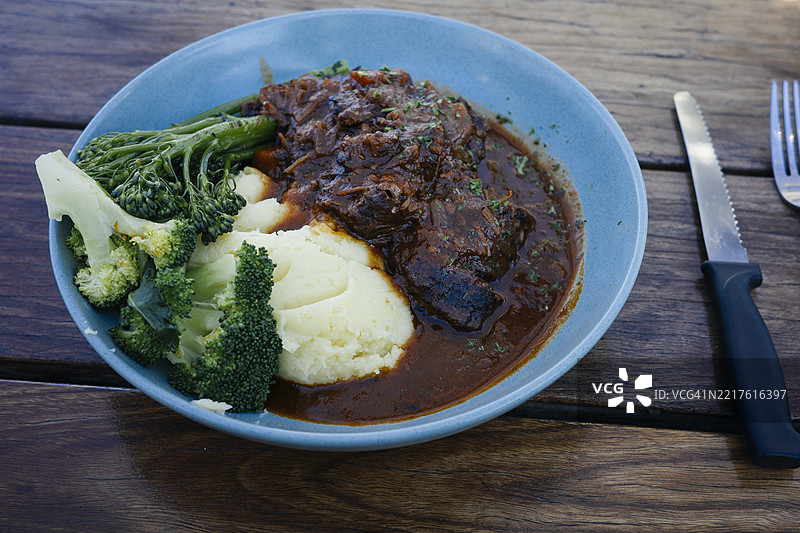 经典西餐：慢炖牛肉、蒸西兰花和土豆泥图片素材
