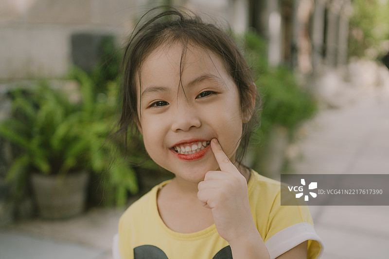 快乐的小亚洲女孩肖像。图片素材