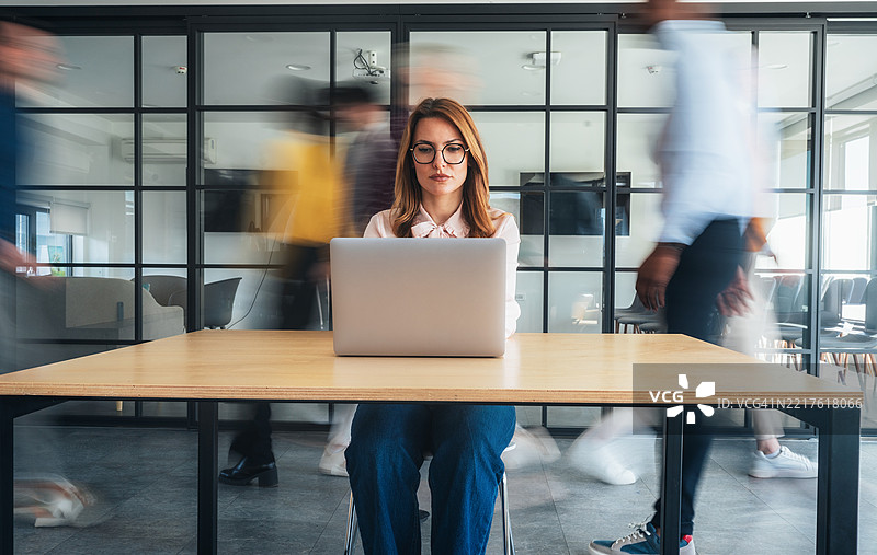 专注的力量：现代办公室中的专注力图片素材