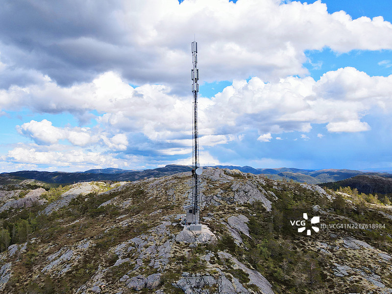 在大型钢铁塔上工作的工程师，负责公用设施基础设施，使用无线电链接、微波、4G和5G技术。图片素材