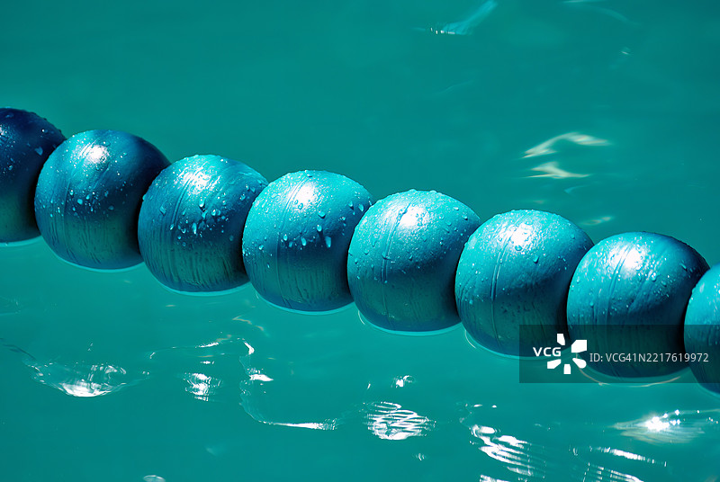 特写镜头展示了一串蓝色的球形浮标。图片素材